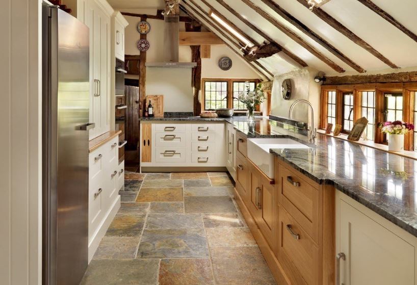 El interior de la cocina estrecha de una casa de campo.