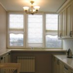 Dapur sempit dengan hiasan tingkap tambahan berhampiran tingkap