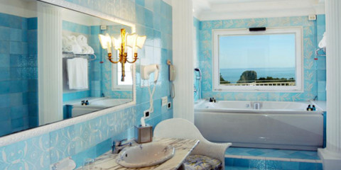 الحمام باللون الأزرق