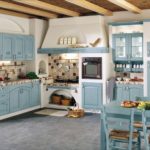 Bucătărie amenajată cu fațade albastre din lemn
