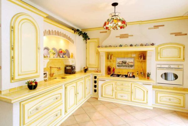 Nhà bếp sáng màu vàng