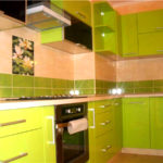Il set da cucina luminoso si adatta perfettamente alla cucina nonostante la scatola nell'angolo