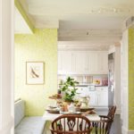 نمط ورق حائط صيفي مشرق يستخدم في تزيين المطبخ ذي اللون الأبيض مع غرفة الطعام