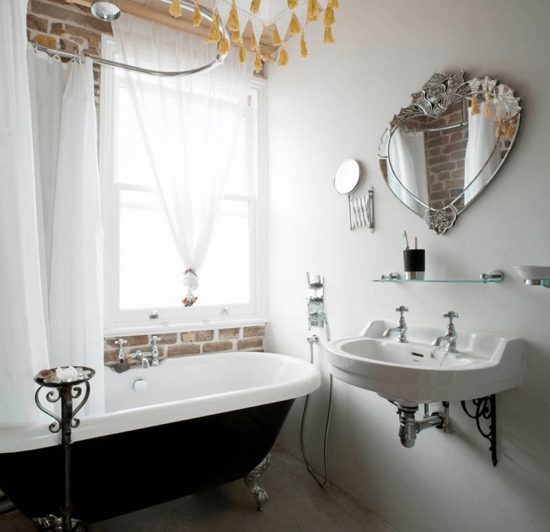 חדר אמבטיה מואר עם חלון ומראה