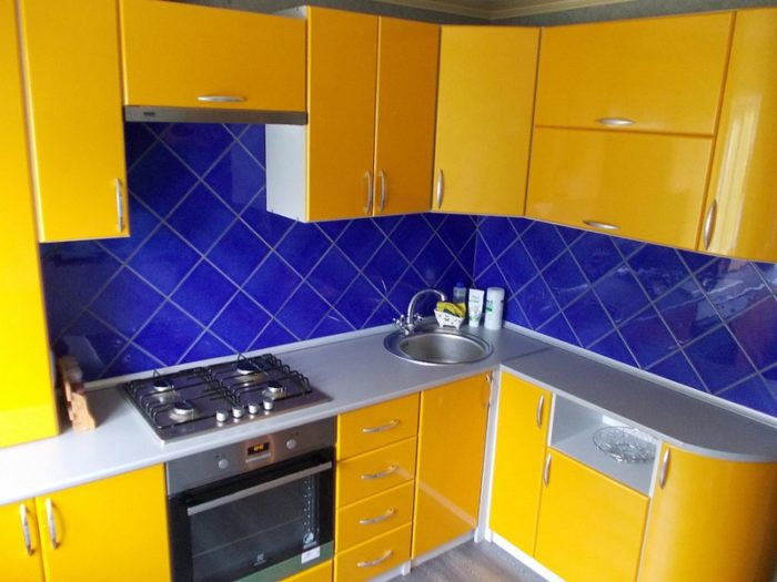 Virtuvės komplektas su geltonais fasadais