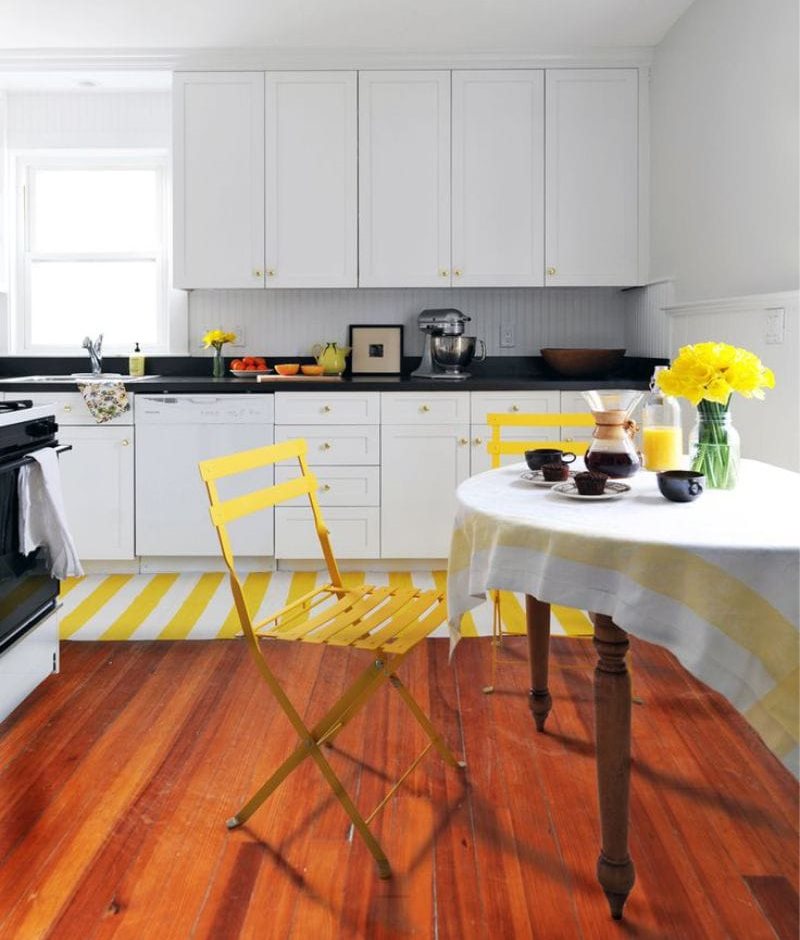 Žltá farba v interiéri čiernej a bielej kuchyne 10 metrov štvorcových