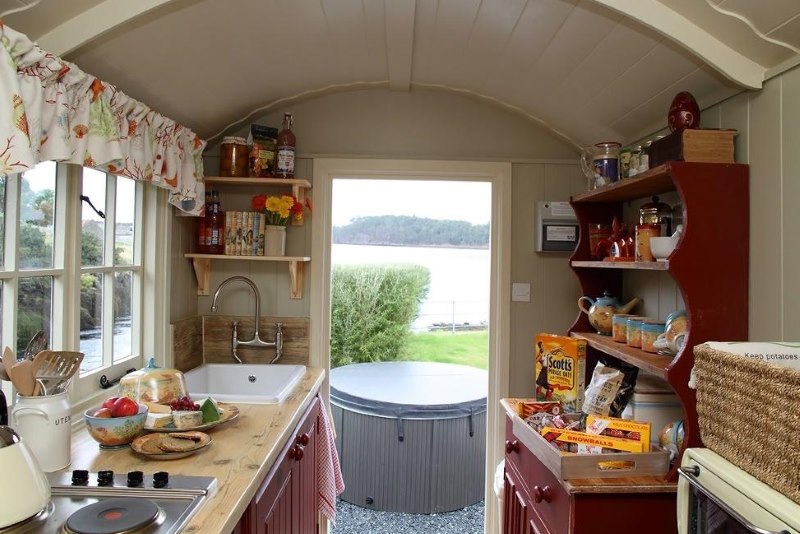 Interior de uma pequena cozinha em um trailer de construção