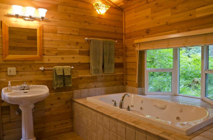 חיפוי קירות עץ בחדר האמבטיה