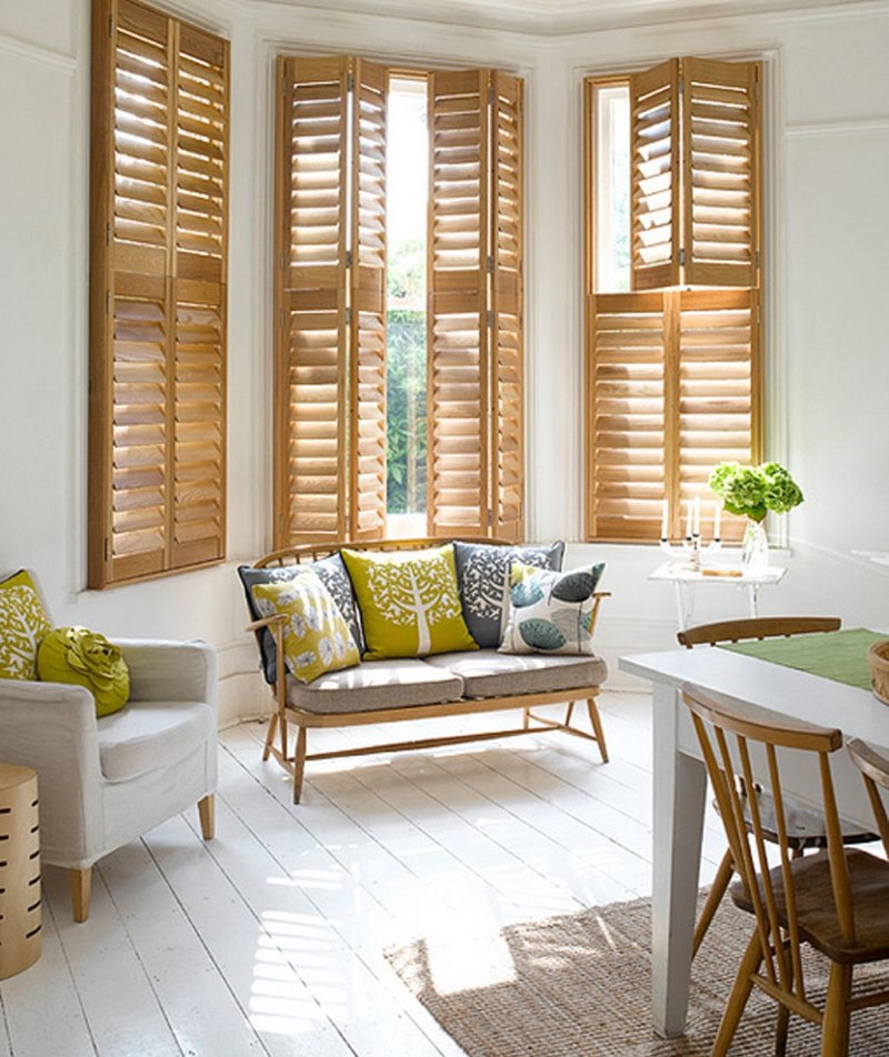 Decoration with wooden shutters of windows in a bay window