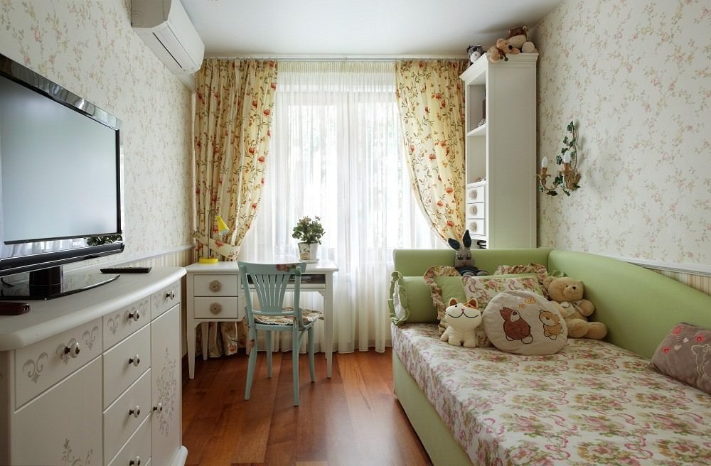 חדר שינה קטן לילדה בסגנון פרובאנס