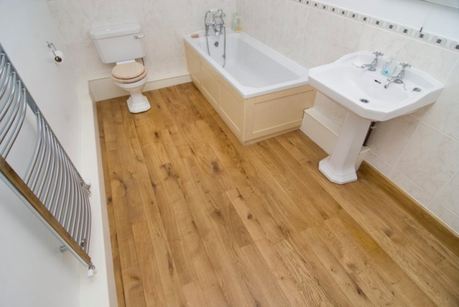 רצפת אמבטיה מעץ עם קירות לבנים