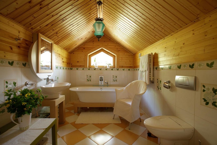 חדר אמבטיה מרווח בבית עץ