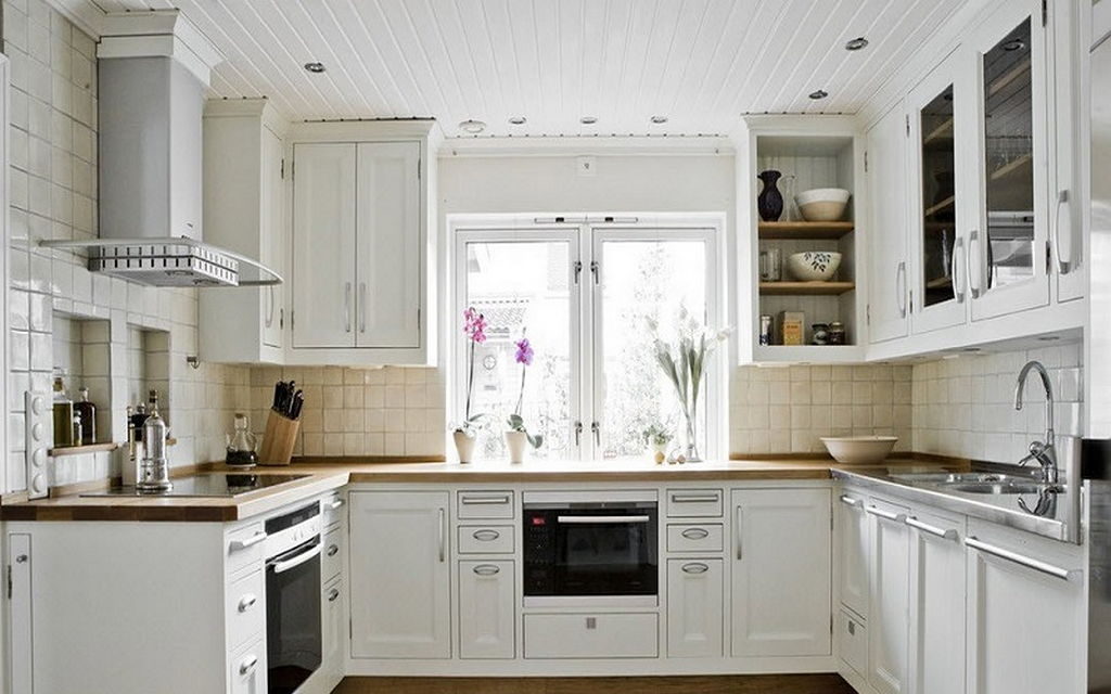 Κουζίνα σχήματος U με λευκές προσόψεις