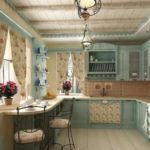 Keuken met twee ramen in een rustieke stijl