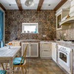 Dekorácia kuchynskej steny s keramickými obkladmi