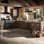 Ampia cucina-sala da pranzo con mobili in legno