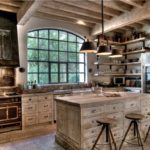 Dřevěný stropní venkovská kuchyně