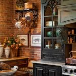 Dulap retro negru într-o bucătărie rustică