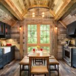 phòng ăn nhà bếp trong một ngôi nhà gỗ nhỏ
