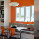 Orangefarbene Stühle am Esstisch