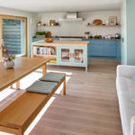 Móveis de madeira no design da cozinha