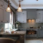 Pilkos spalvos modernios virtuvės interjeras
