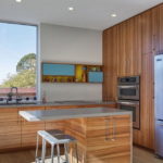 Ontwerp van keuken met meubels van gelamineerd spaanplaat