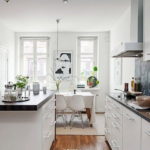 Bucătărie-sufragerie în stil scandinav alb