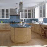 Ilha de cozinha multifuncional com fachadas brilhantes