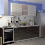 Cucina lineare con frigorifero nell'angolo