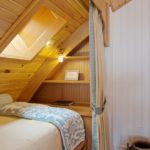 سقف خشبي فوق سرير العلية