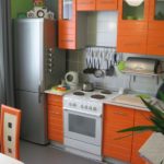 Küchenset mit orangefarbenen Fassaden