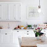 Balta virtuve ar labu dabisko apgaismojumu