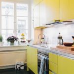 Bucătărie compactă cu fronturi galbene