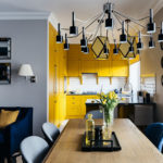 Küche mit gelben Fassaden