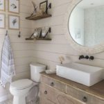 חדר אמבטיה מואר עם גימור עץ