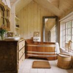 אמבטיה מעץ בבית כפרי
