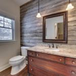 גימור קיר מבטא עץ בחדר האמבטיה