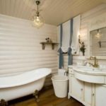 חדר אמבטיה מואר בבית עשוי בולי עץ