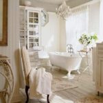 חדר אמבטיה גדול בסגנון קלאסי