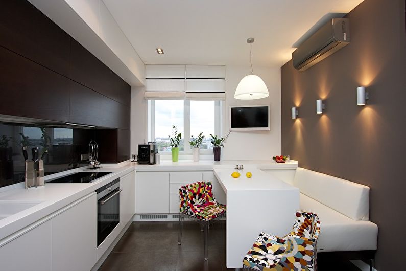 Balta sofa aukštųjų technologijų stiliaus virtuvėje