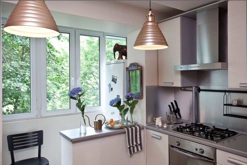 Mažas virtuvės interjeras sujungus balkoną