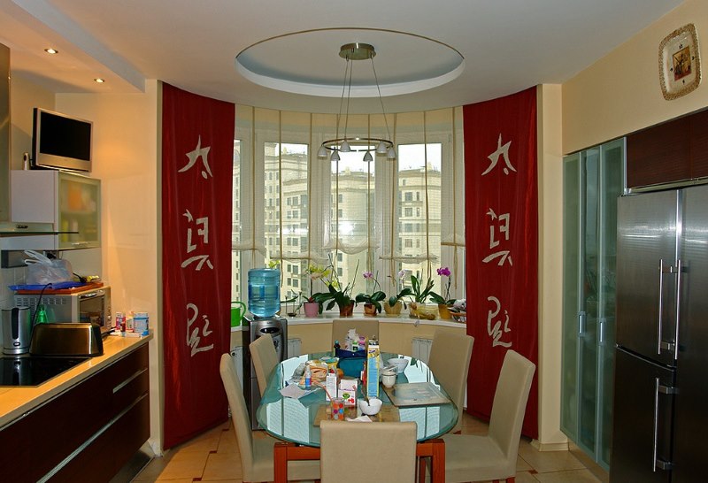 Røde gardiner i kinesisk stil
