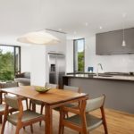 Bucătărie-sufragerie cu geamuri panoramice