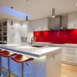 Realizarea iluminatului în bucătărie cu șorț roșu