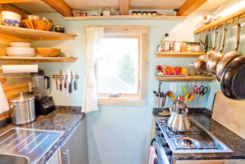 Arranjo de uma cozinha compacta em uma casa de madeira