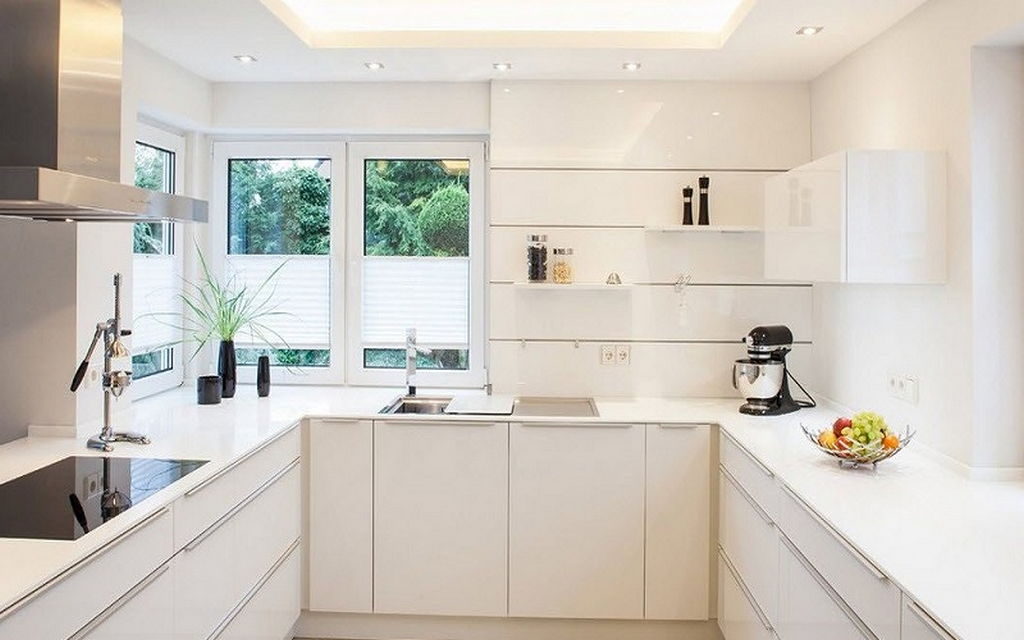 Witte keuken U-vormige indeling