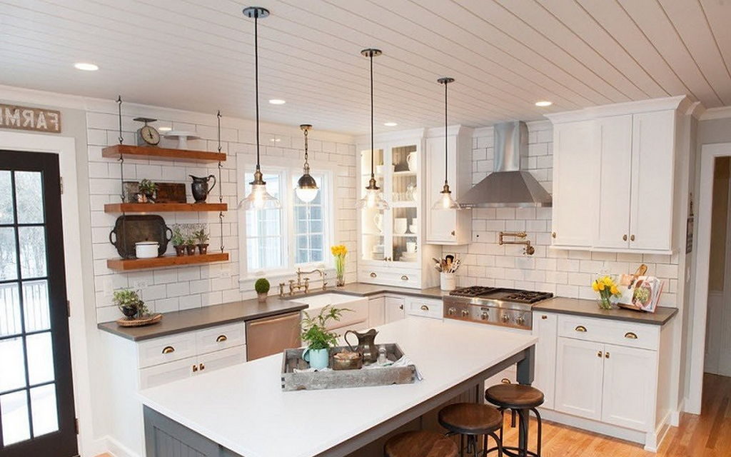 مطبخ أبيض مع سقف مائل