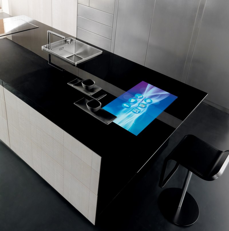 Blat de lucru negru cu ecran tactil într-o bucătărie de înaltă tehnologie