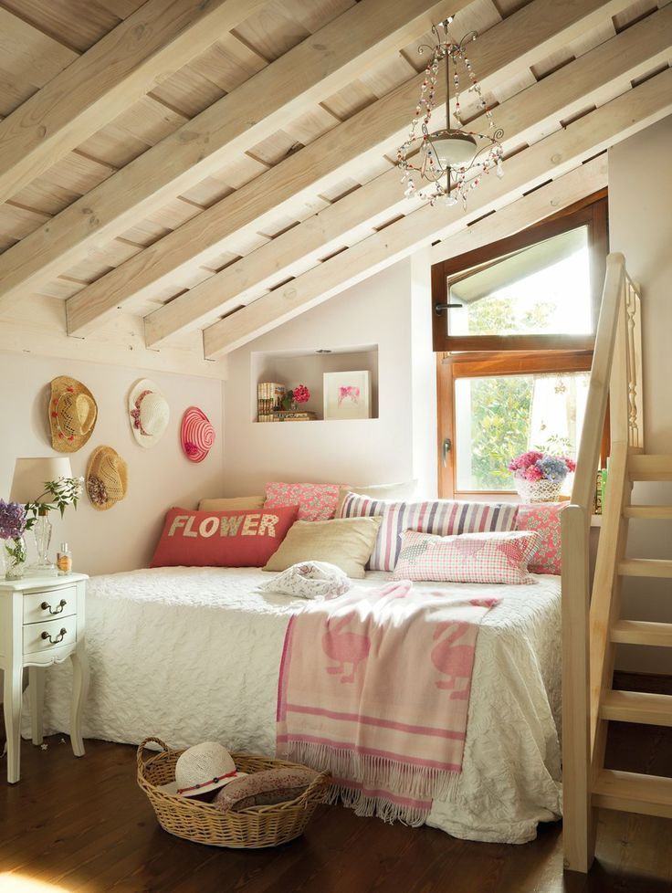 سقف خشبي في غرفة نوم صغيرة
